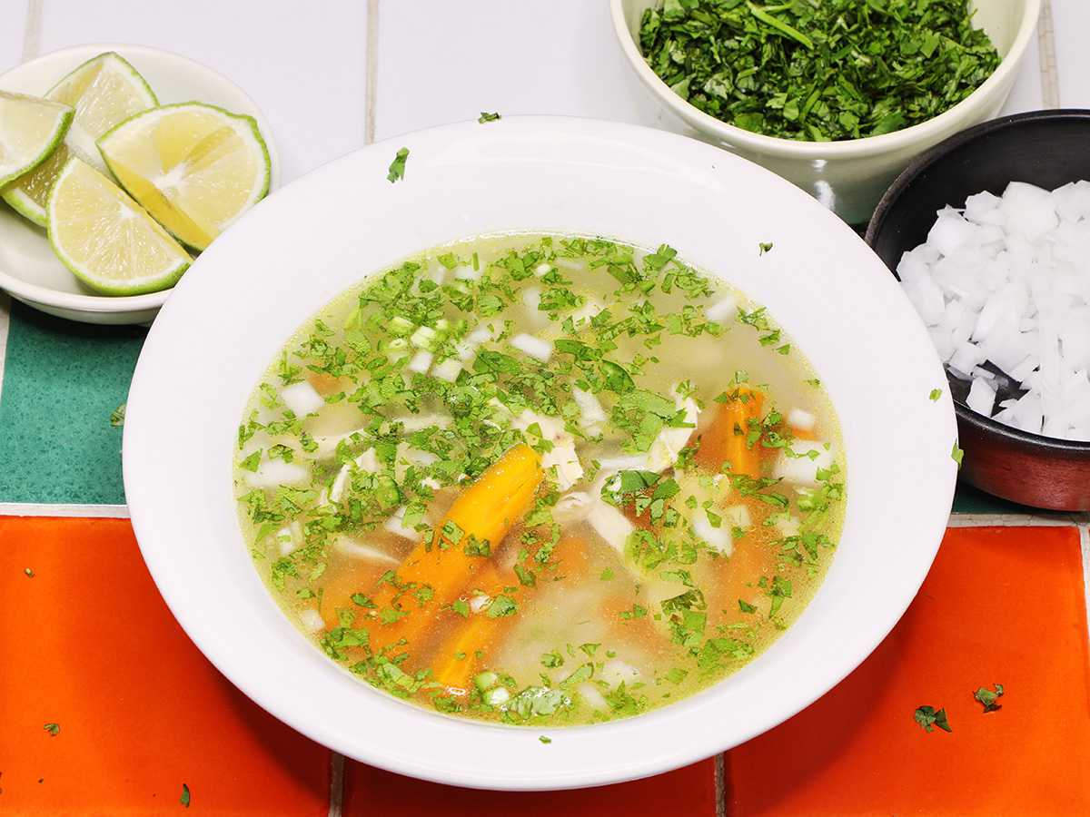 Sopa Mexicana De Pollo Caldo De Pollo Con Lima Y Cilantro