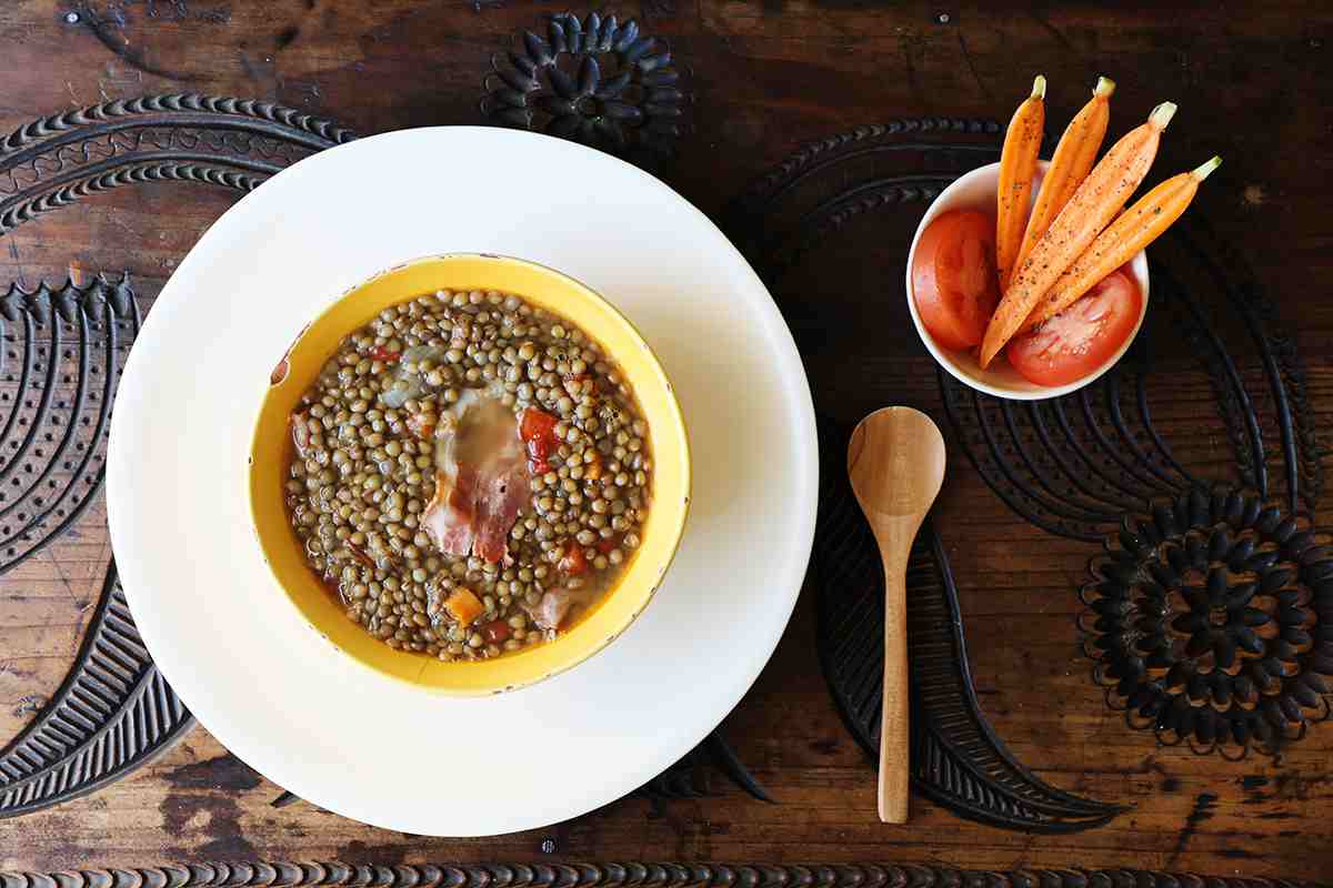 Tazón de Sopa Mexicana de Lentejas con Guarnición de Zanahoria y Tomate