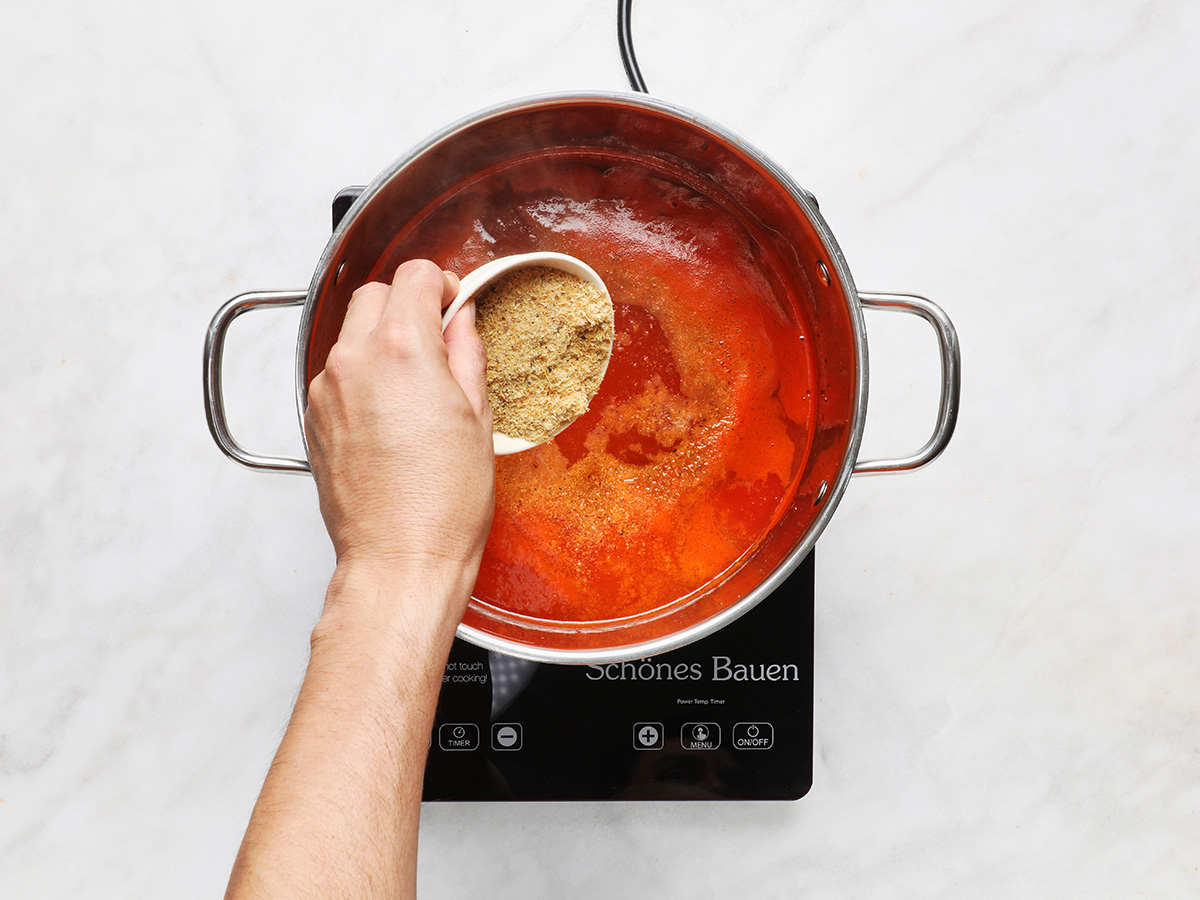 Agregar camarones secos al caldo de sopa de camarones
