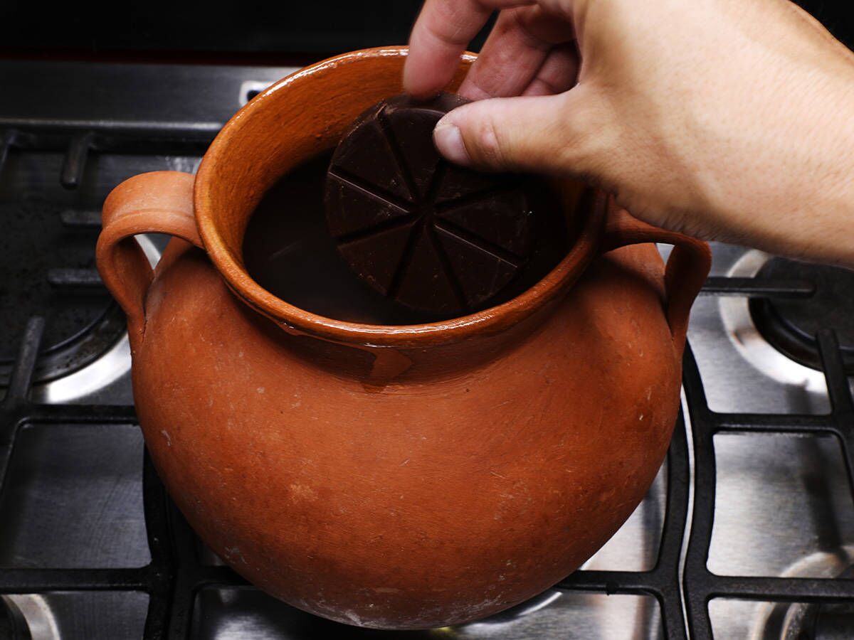 Agregar chocolate mexicano a la olla