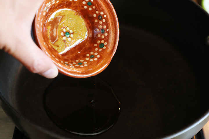Agregar aceite a la sartén