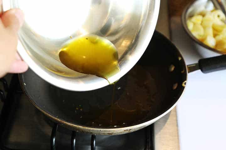 Verter aceite de oliva en una sartén