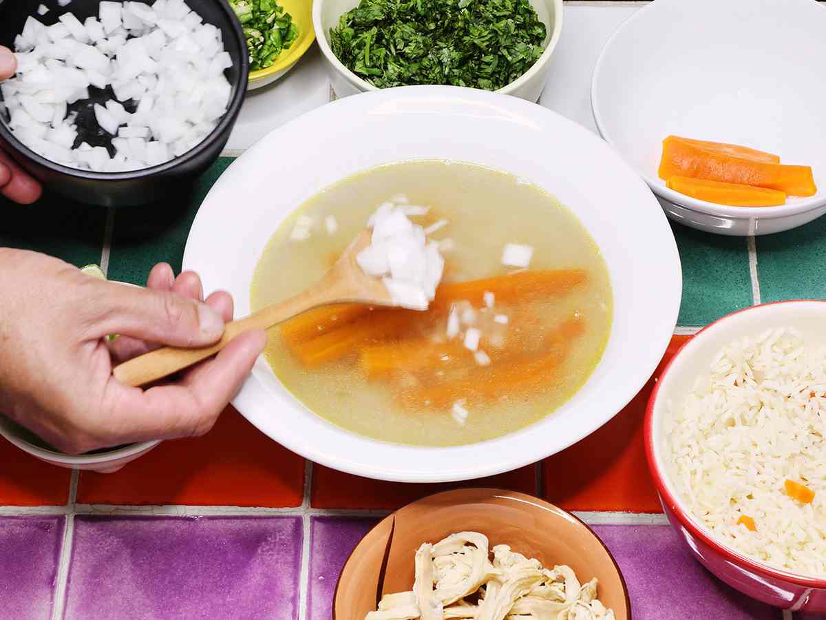 Agregar cebollas a la sopa de pollo mexicana