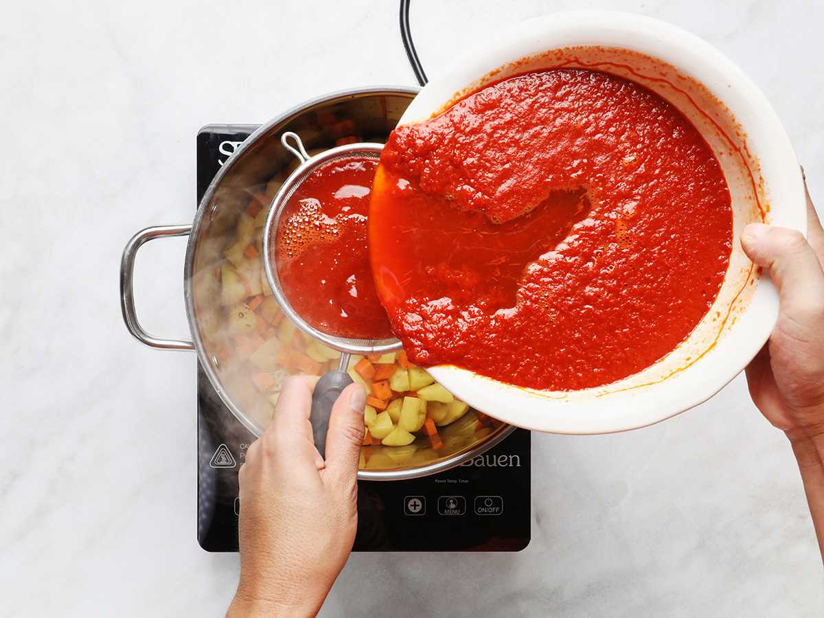 Agregar la mezcla de sopa de camarones a la olla