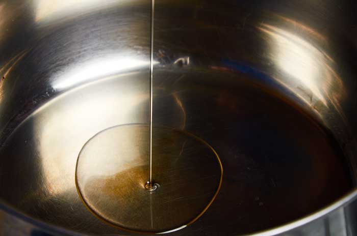 Agregar aceite a la sartén caliente