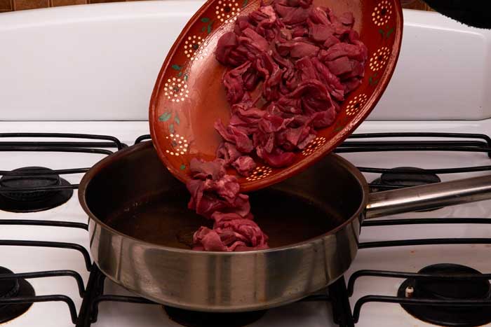 Agregar la carne a la sartén