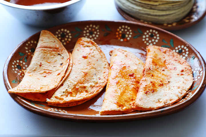 Enchiladas Potosinas ensambladas en plato.