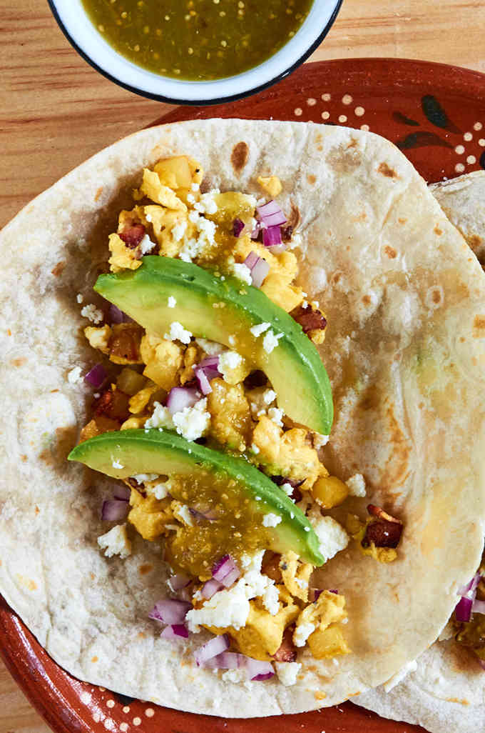 Tacos de Desayuno con Tocino, Huevo y Aguacate