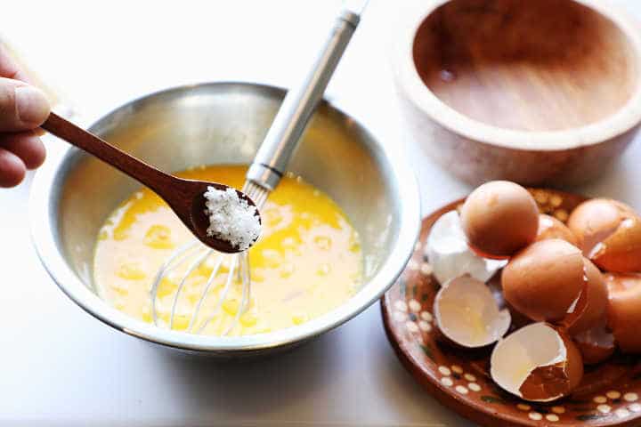 Huevos batidos en tazón de acero inoxidable