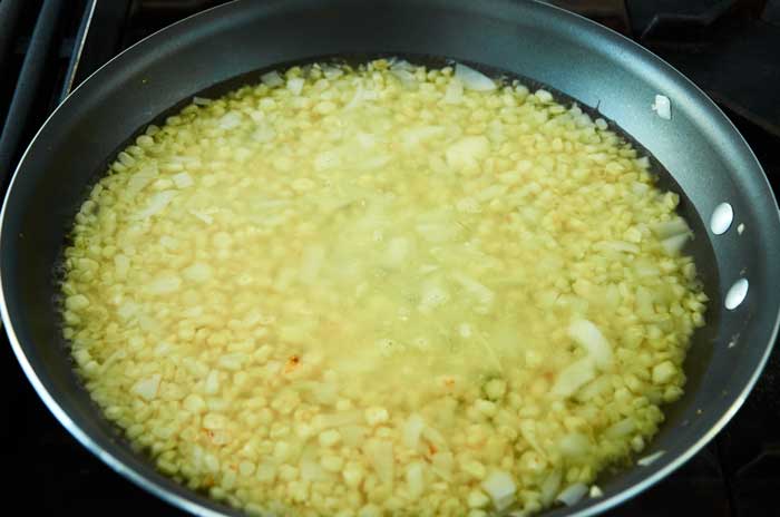 Granos de maíz blanco hirviendo