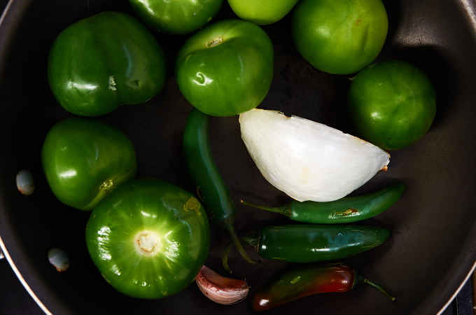 Tomates Verdes Carbonizados y Chiles Serranos