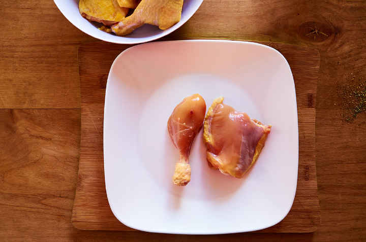 Trozos de pollo sin piel en la mesa de preparación