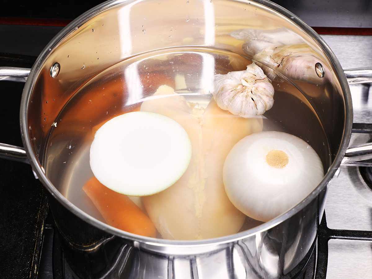 Ingredientes de sopa de pollo mexicana en estufa