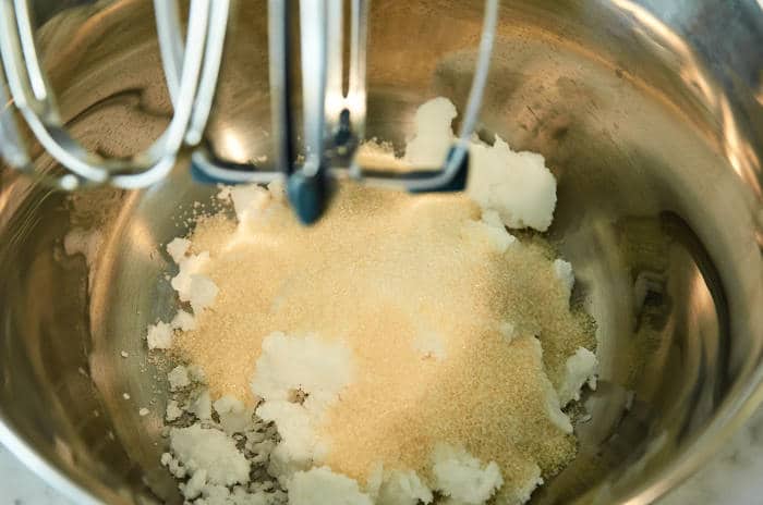 Aceite de coco y azúcar en un tazón para mezclar
