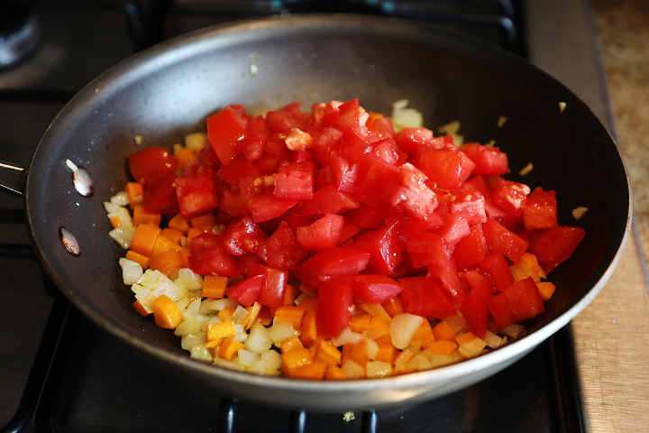 Zanahorias, cebolla, tomates cocinados en sartén