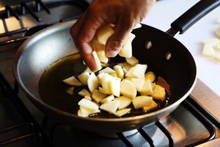 Cocinar papas picadas en aceite de oliva
