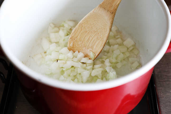 Cocinar cebolla blanca en una olla