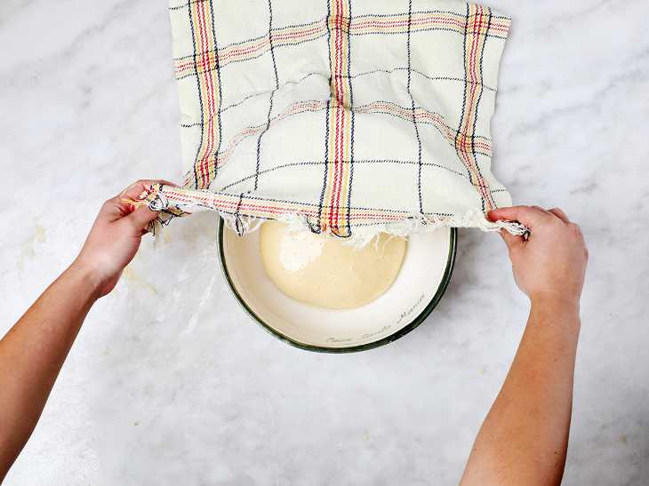 Cubrir la masa con un paño de cocina
