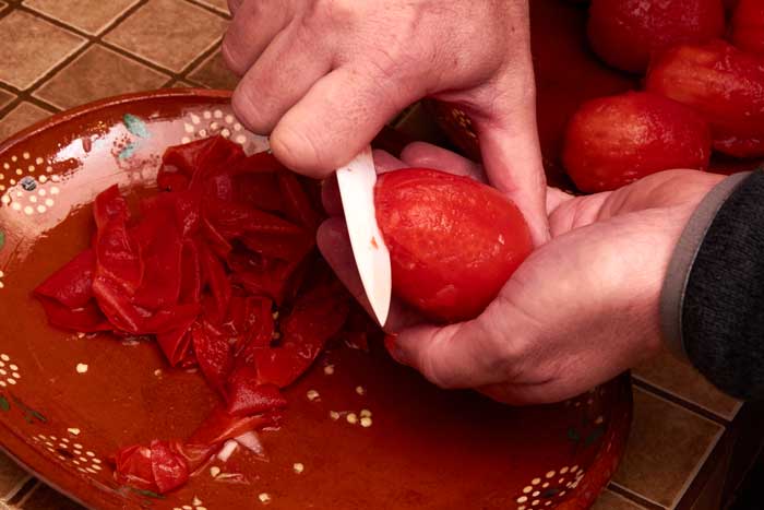 Cortar tomates por la mitad