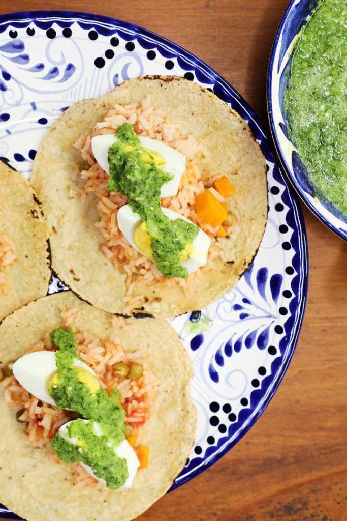 Plato de Tacos de Huevo y Arroz con Salsa Verde