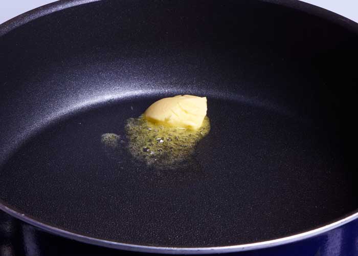 Calentar mantequilla en una sartén