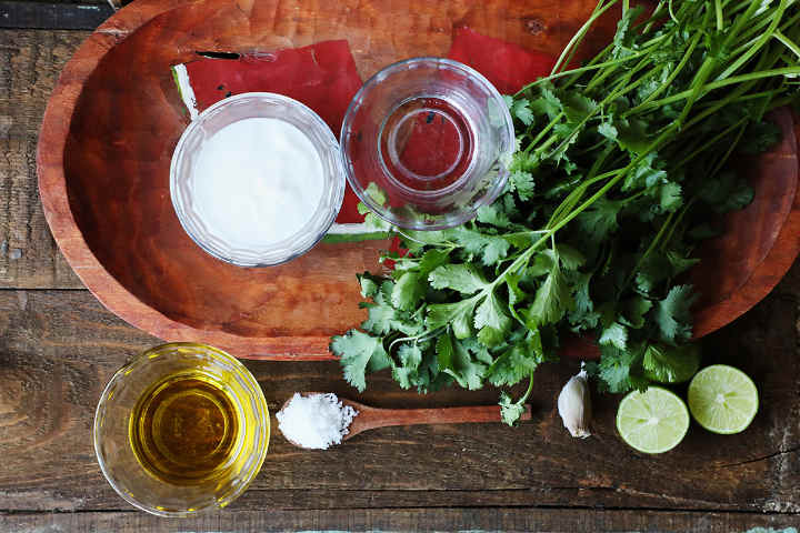Ingredientes para hacer aderezo de lima y cilantro.