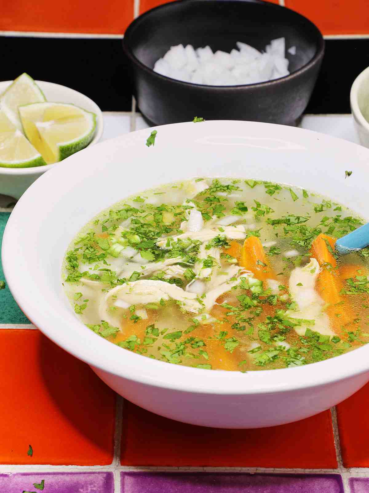 Tazón de Sopa de Pollo Estilo Mexicano - Caldo de Pollo