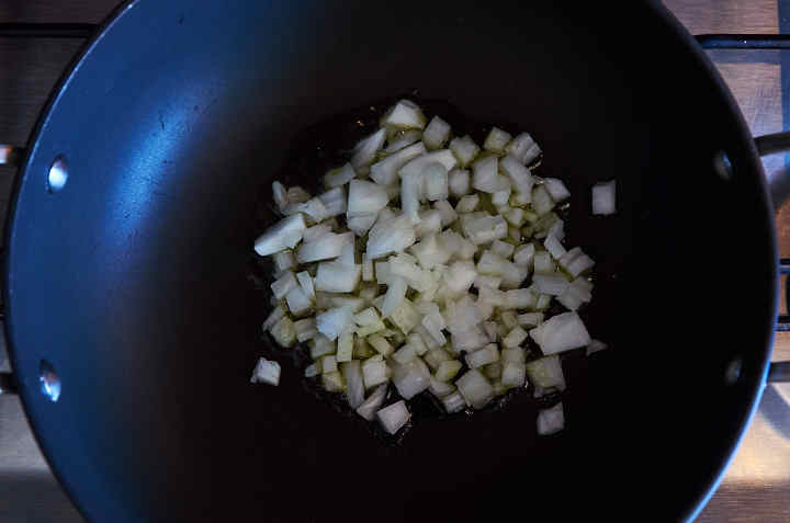 Salteado de cebollas en sartén