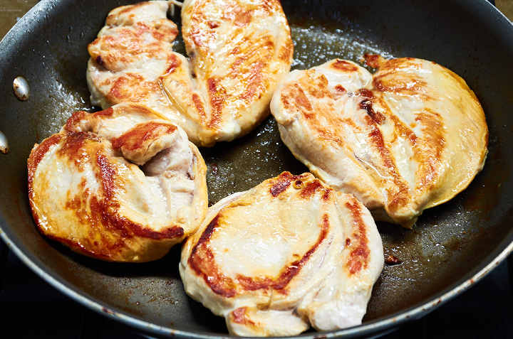 Cocinar pechugas de pollo en sartén para hacer tacos de pollo