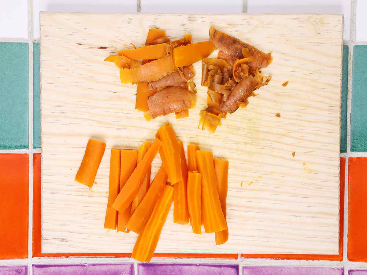 Zanahorias cocidas peladas en placa de corte