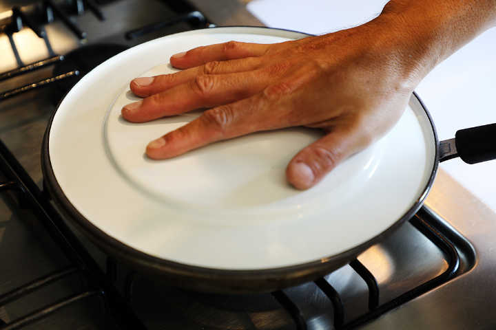 Colocar el plato en la sartén