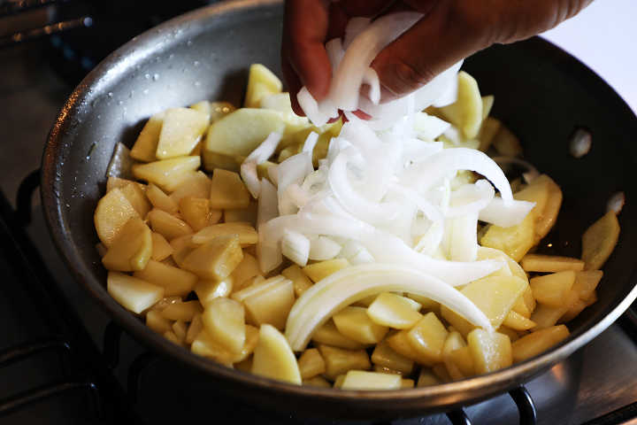 Patatas y cebollas en sartén