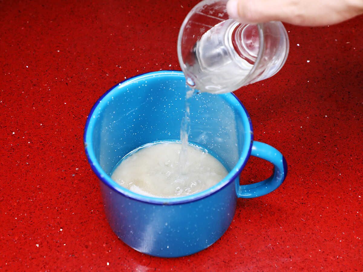 Verter agua en una olla con azúcar