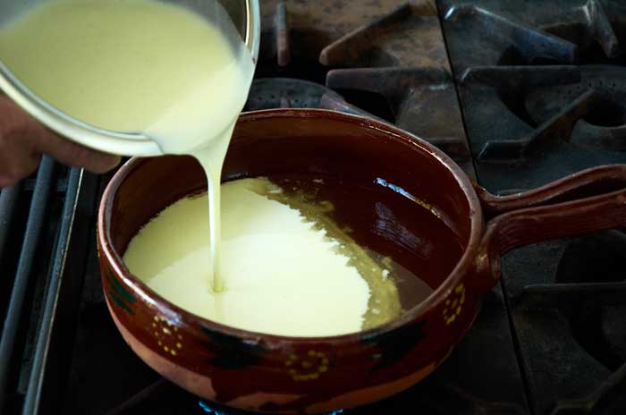 Verter la base de sopa de maíz blanco en el caldo de pollo