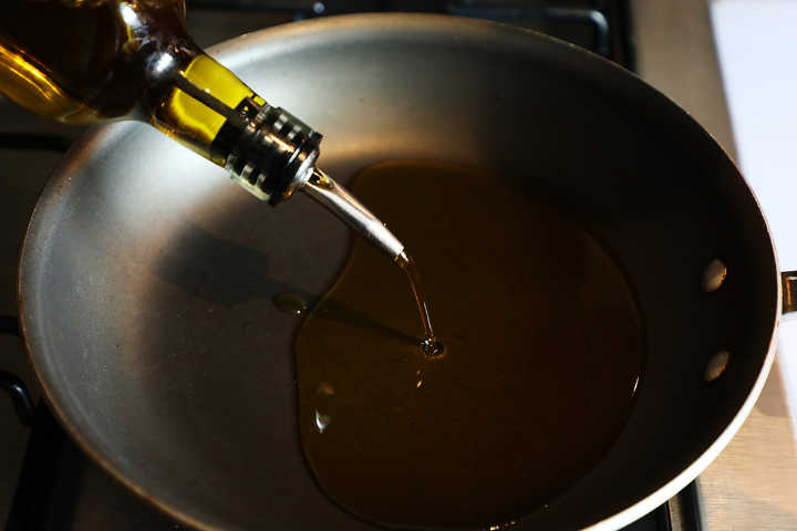 Precalentamiento de aceite de oliva en sartén