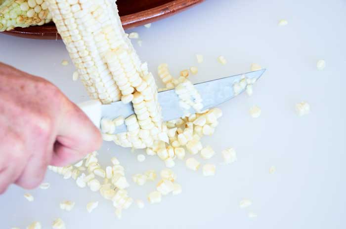 Quitar granos de maíz de la mazorca