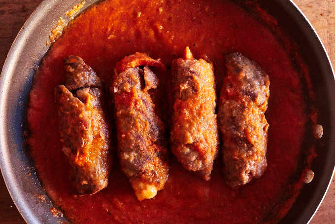 Rollitos de carne a fuego lento en salsa roja