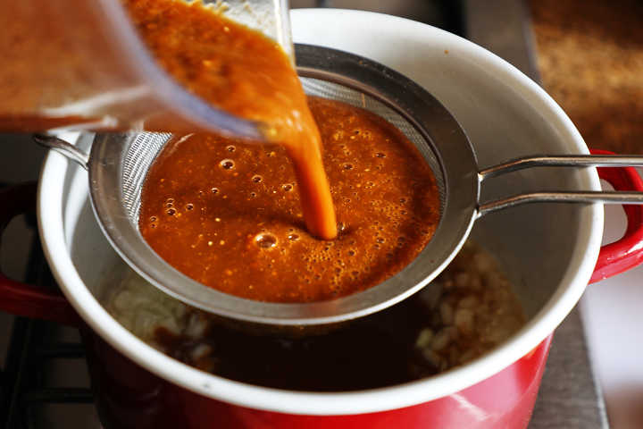 Colar la base de chile rojo en una olla