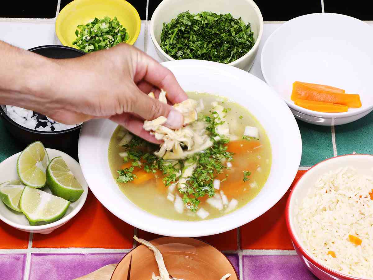 Agregar pollo desmenuzado a la sopa de pollo mexicana